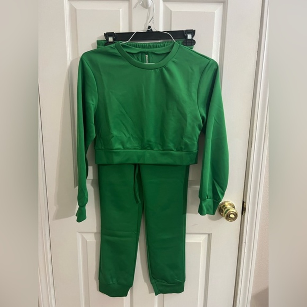 Women’s small 2 piece track suit. Green size small. NWOT
